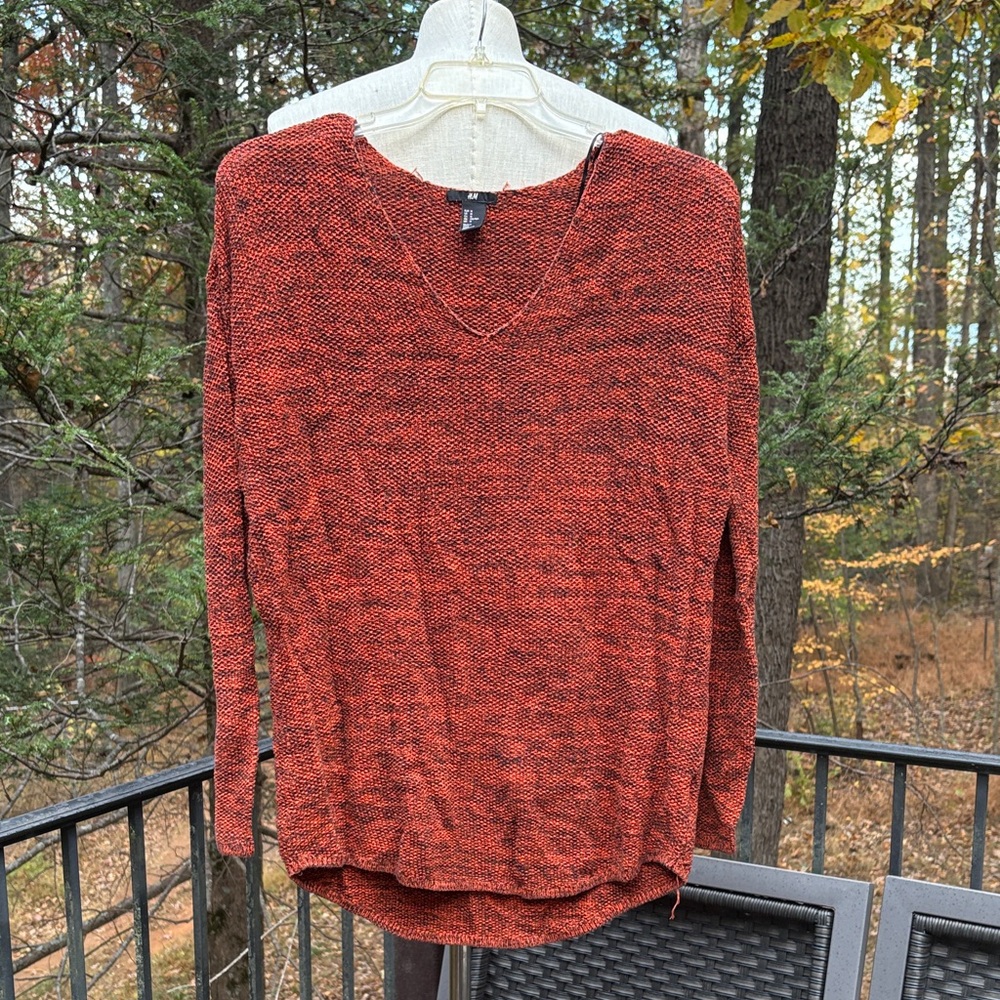 H & M Women's burnt orange/ black V-Neck knit sweater top sz. M